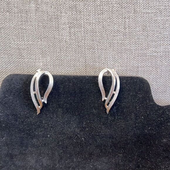 Lovely Sarah Coventry Openwork Swirl Design Clip-On Earrings - Picture 1 of 4